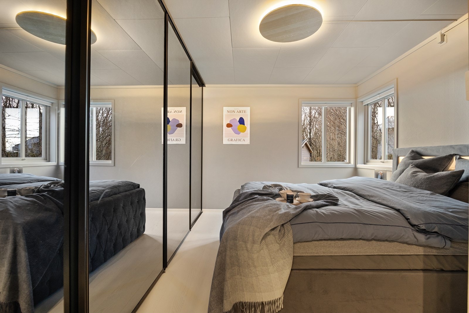 Her er det god plass til dobbeltseng og skyvedørsgarderobe langs veggen Galleribilde