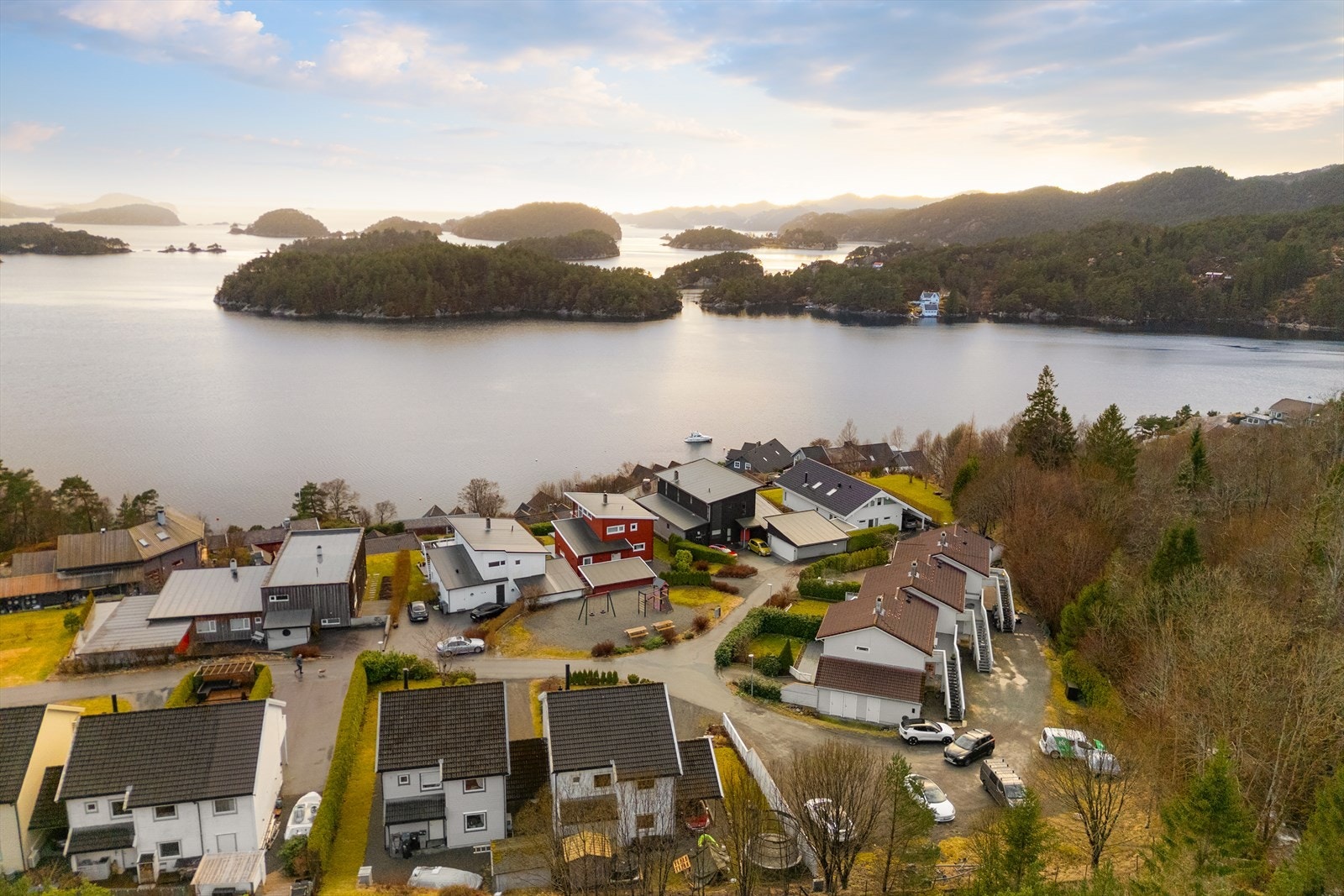 Leiligheten har en attraktiv og familievennlig beliggenhet i et etablert boligområde i Sagstadvika Galleribilde