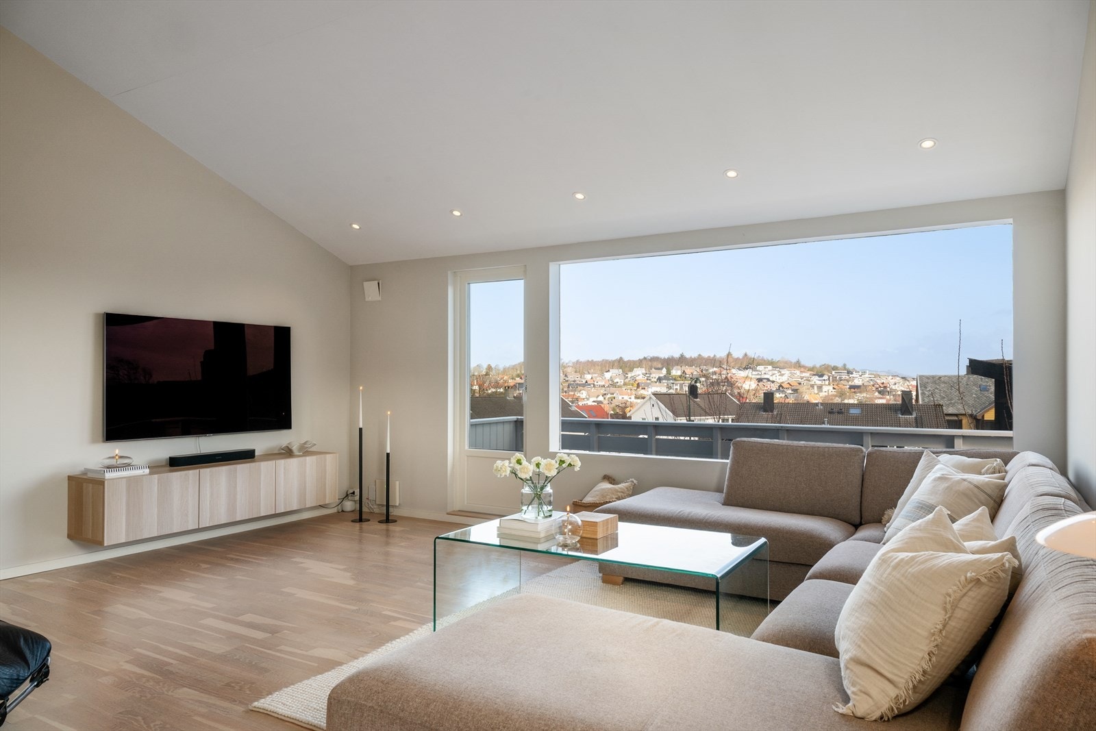 Romslig og innbydende stue med store vindusflater som gir rikelig lysinnslipp og flott utsikt. Galleribilde