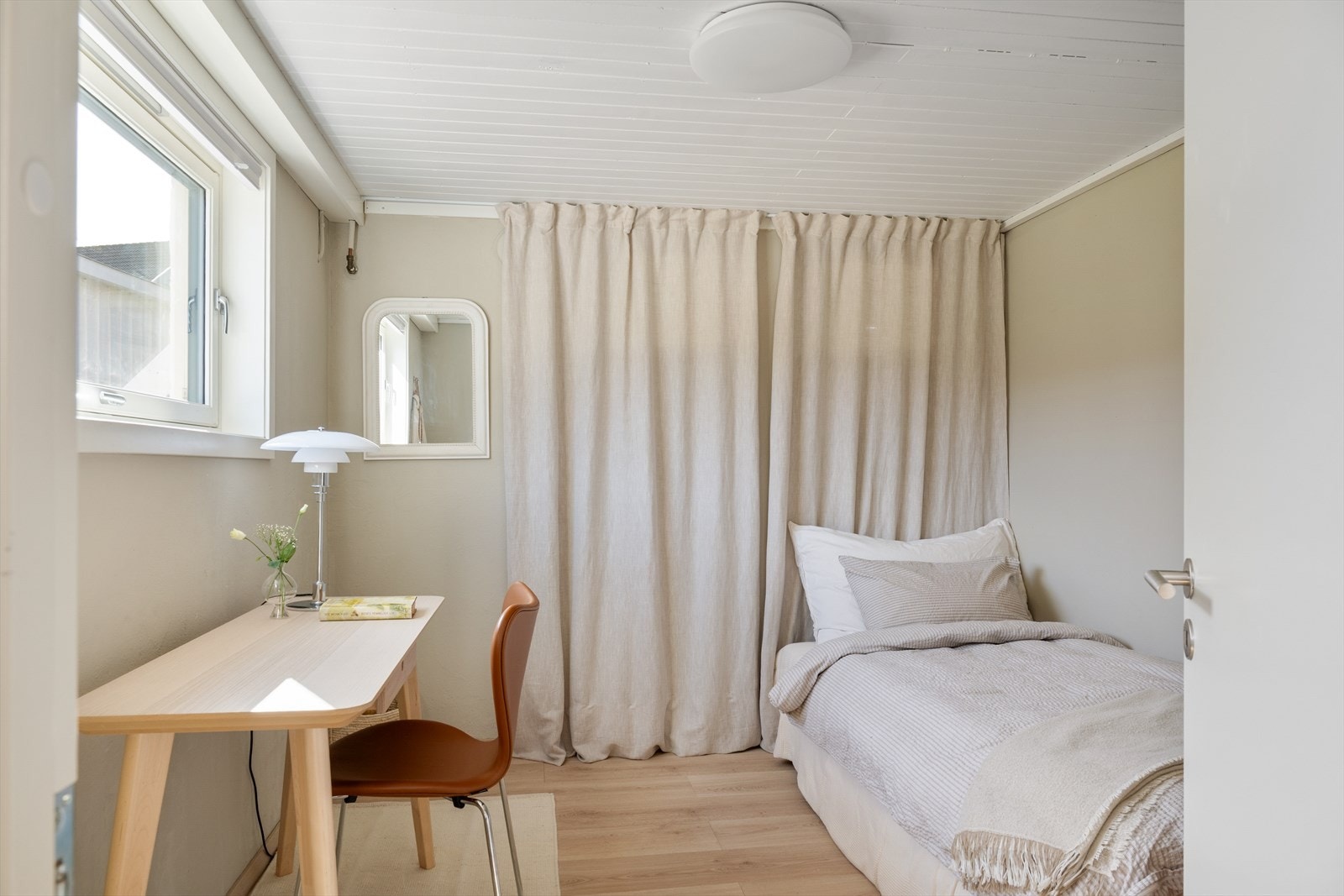 Soverom i kjelleretasjen med plass til seng og kontorpult, ideelt som barnerom eller gjesterom. God plass til garderobe Galleribilde