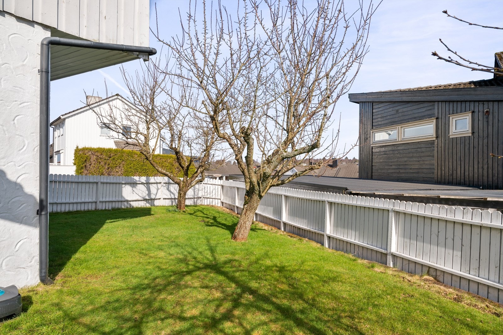 I hagen er det frukttrær (epletre, kirsebærtre og to plommetrær) som bidrar til et frodig og innbydende uttrykk, mens inngjerdingen gir en trygg og privat ramme rundt uteområdet. Galleribilde