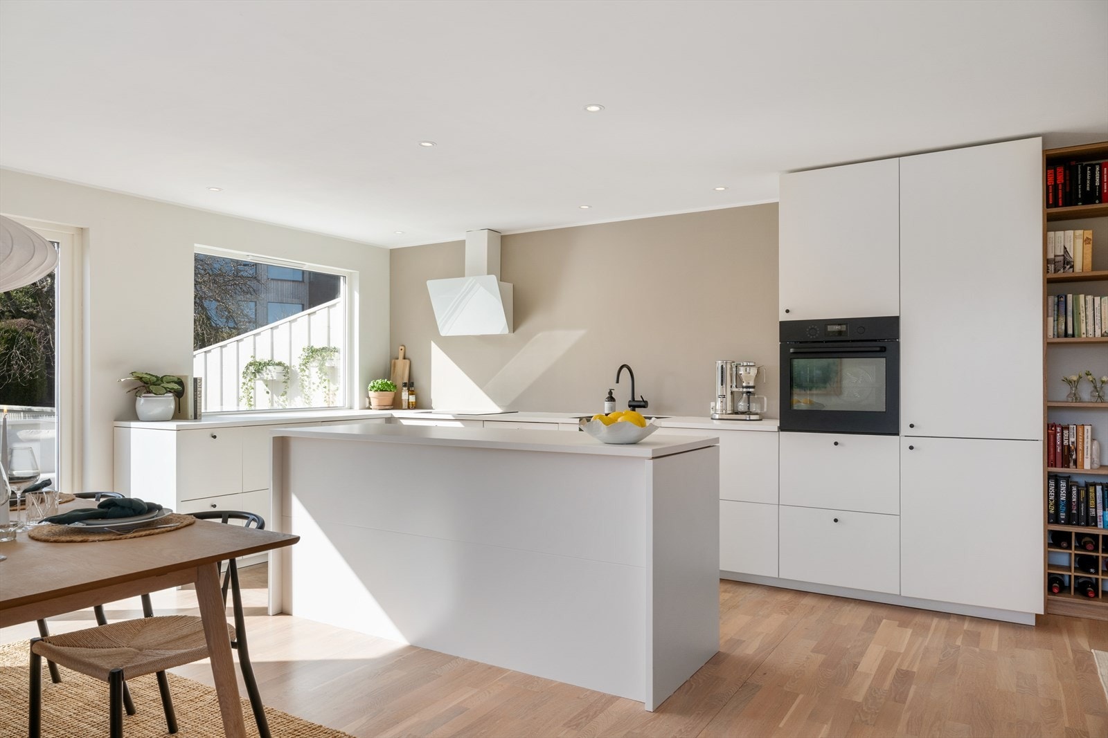 Stilrent kjøkken med moderne innredning, sosial kjøkkenøy og gode arbeidsflater. Perfekt til både hverdag og selskap. Galleribilde