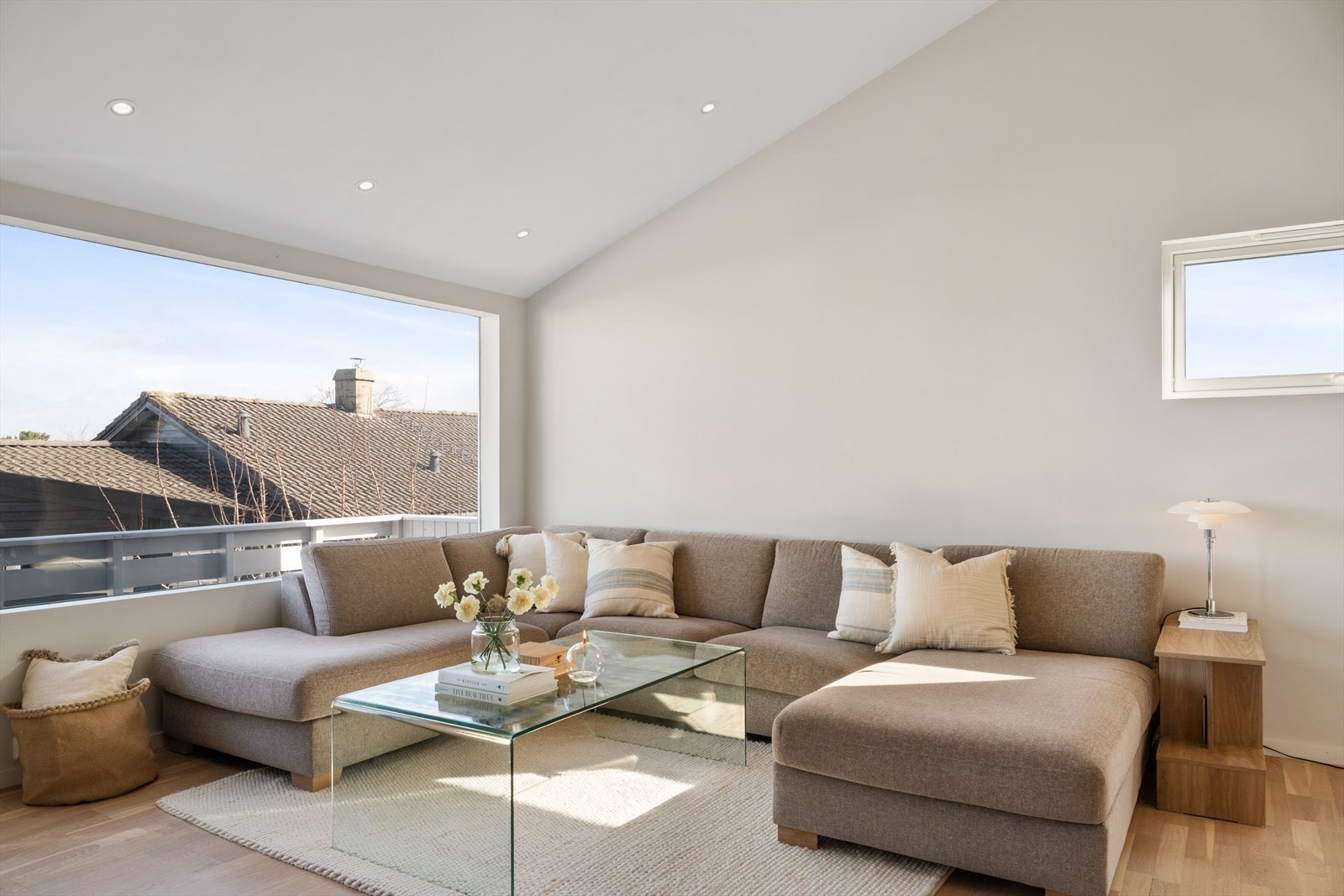 Gode møbleringsmuligheter og behagelig atmosfære gjør dette til boligens naturlige samlingspunkt. Galleribilde