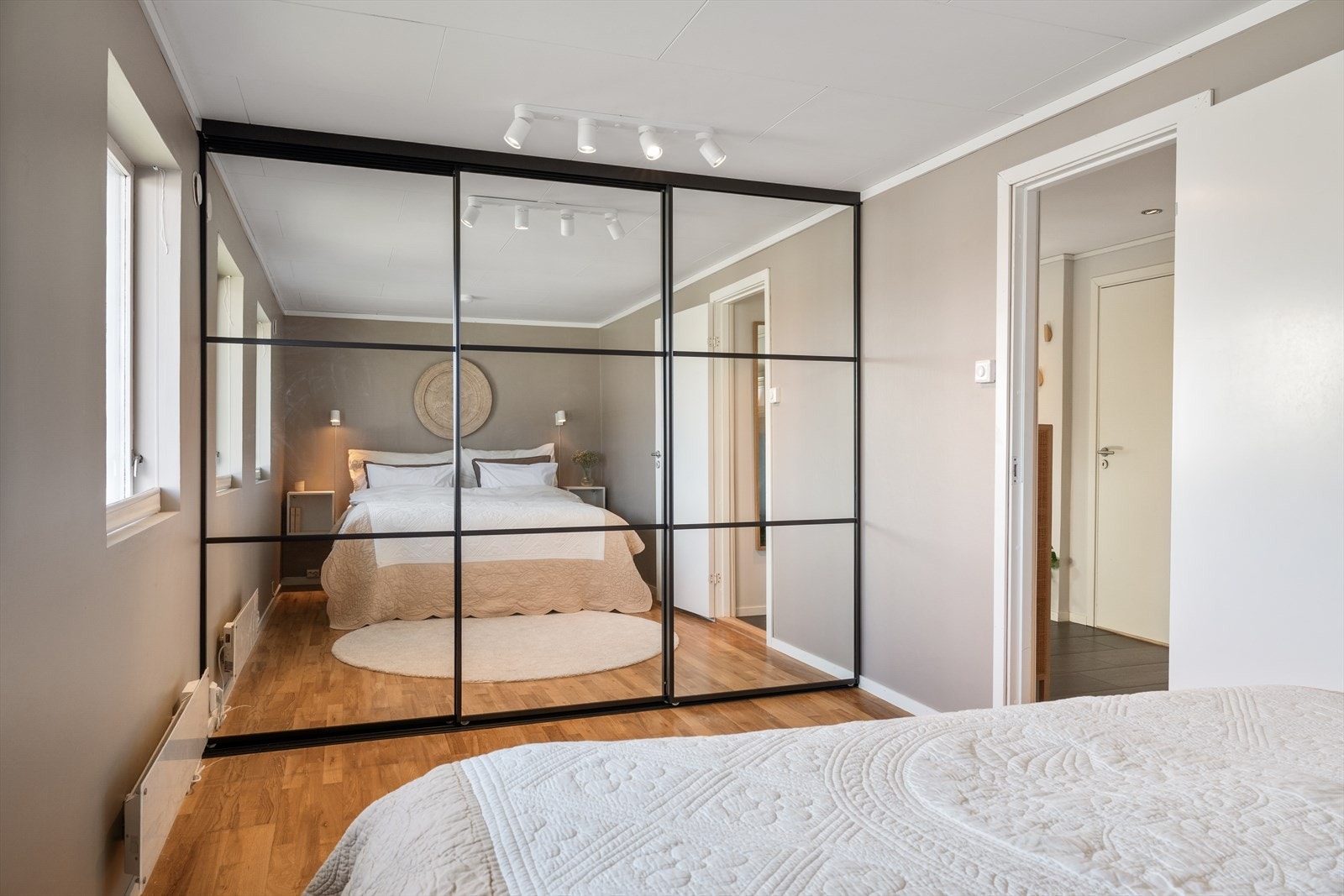 Romslig hovedsoverom med praktisk skyvedørsgarderobe og god plass til dobbeltseng. Galleribilde