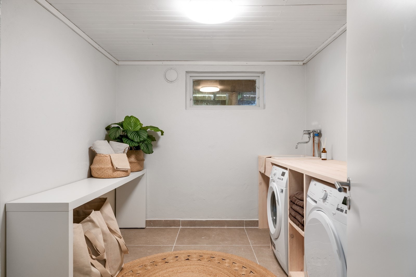 Praktisk vaskerom med opplegg for vaskemaskin og tørketrommel samt gode arbeidsflater. Ny varmtvannstank fra 2025. Galleribilde