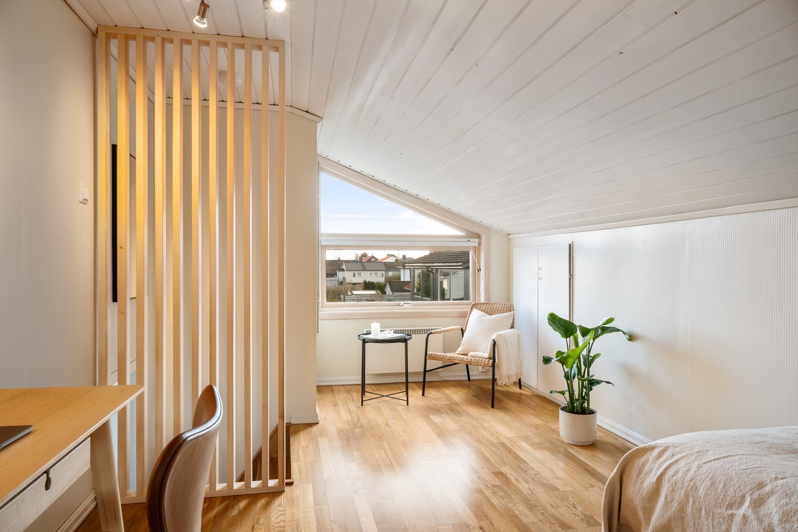 Hyggelig oppholdsplass ved vinduet med gode lysforhold. På loftet har man god plass til både kontorløsning og soveromsløsning i tillegg til at det er god skapplass. Til venstre for stol er det dypt skap Galleribilde