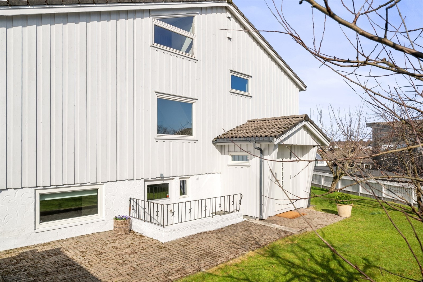 Boligen har en lys og tiltalende fasade med praktisk adkomst og fine uteområder. Galleribilde