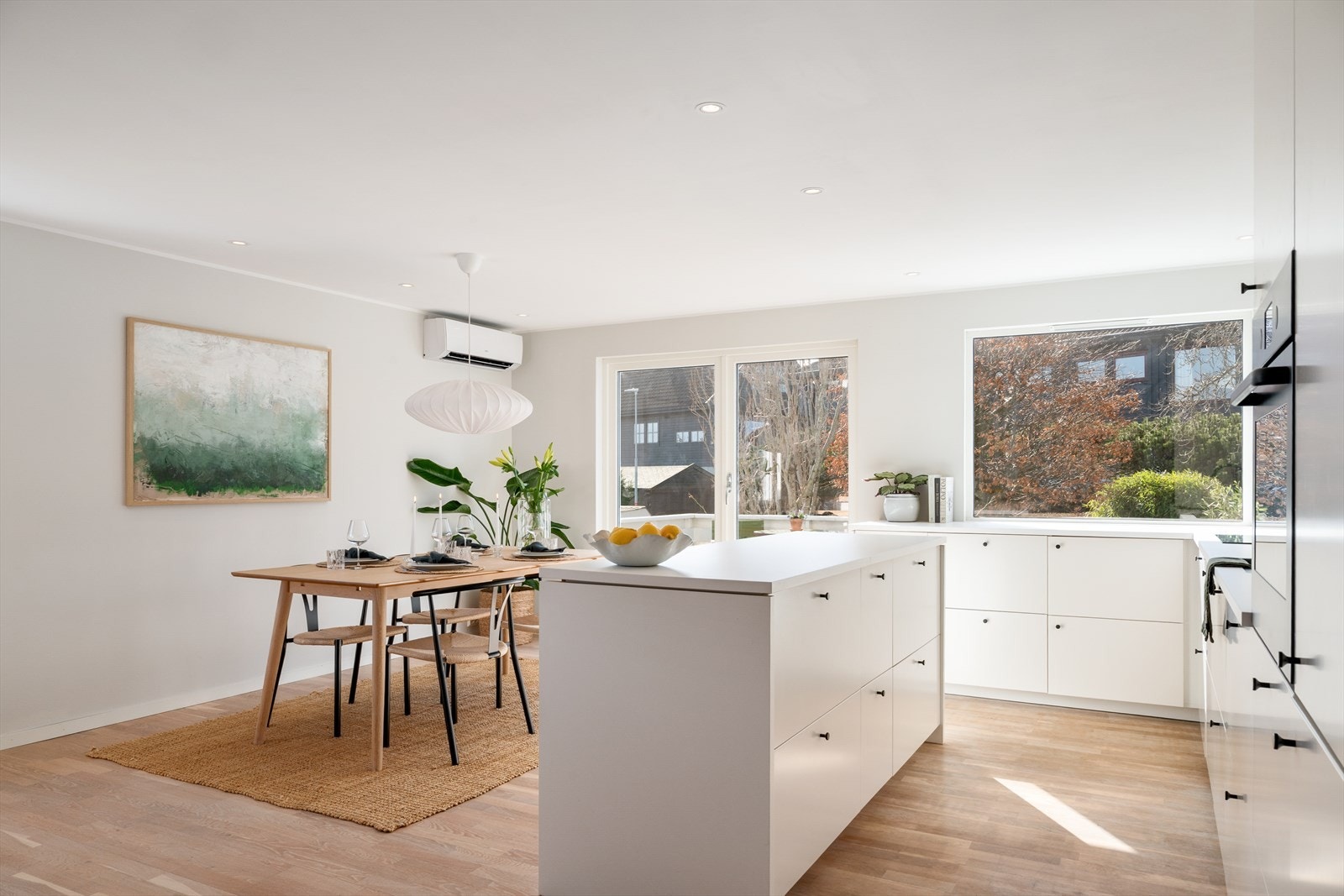 Åpen og innbydende allromsløsning med gjennomgående lys og gode soner for både matlaging og sosialt samvær. Galleribilde