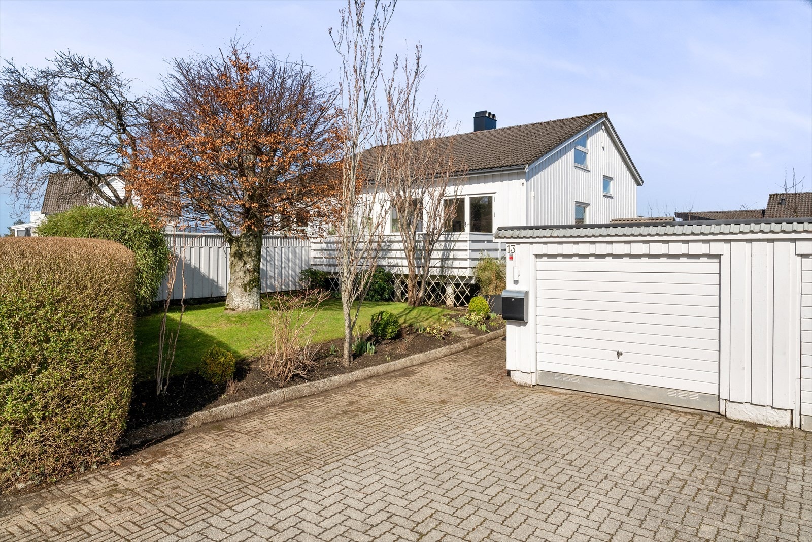 Velstelt eiendom med pent opparbeidet inngangsparti, gode parkeringsmuligheter og dobbel garasje. Galleribilde