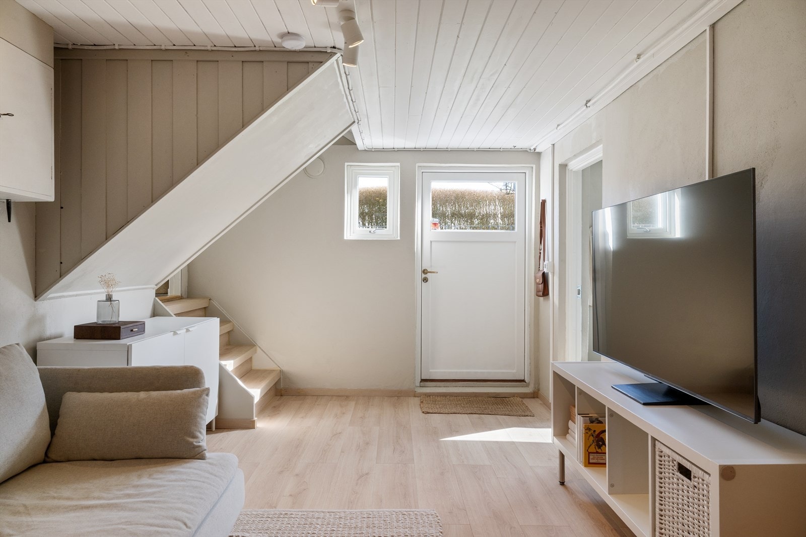 Praktisk oppholdsrom med direkte utgang. Kjelleretasjen ble modernisert i 2025. Det er varmekabler i alle gulv i kjelleren som gir en herlig komfort Galleribilde
