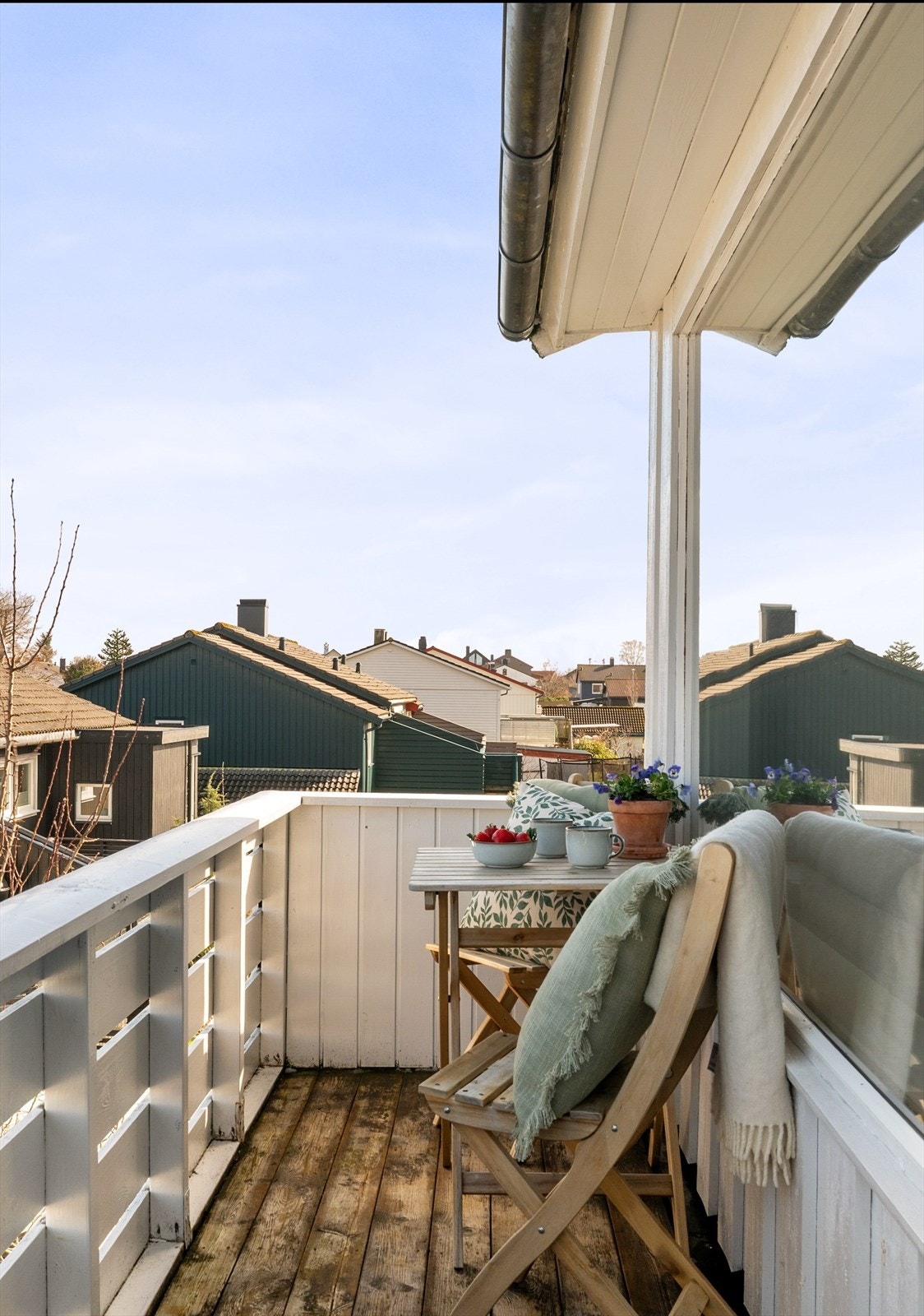 Balkong med plass til sittegruppe. Fra balkongen og stue kan man nyte nydelige solnedganger Galleribilde