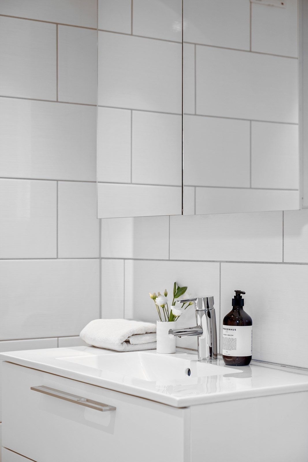 Stilren servantinnredning med god oppbevaringsplass og speilskap. Galleribilde