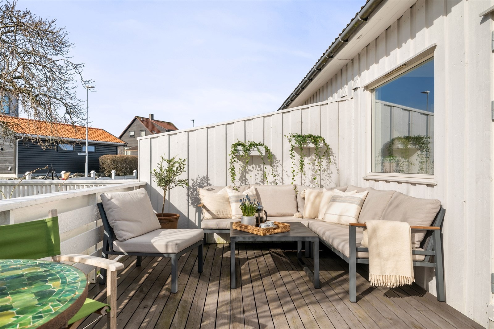 Terrassen er utrolig lun så her nyter man fine soldager allerede april. Godt skjermet med ingen innsyn og svært solrikt Galleribilde