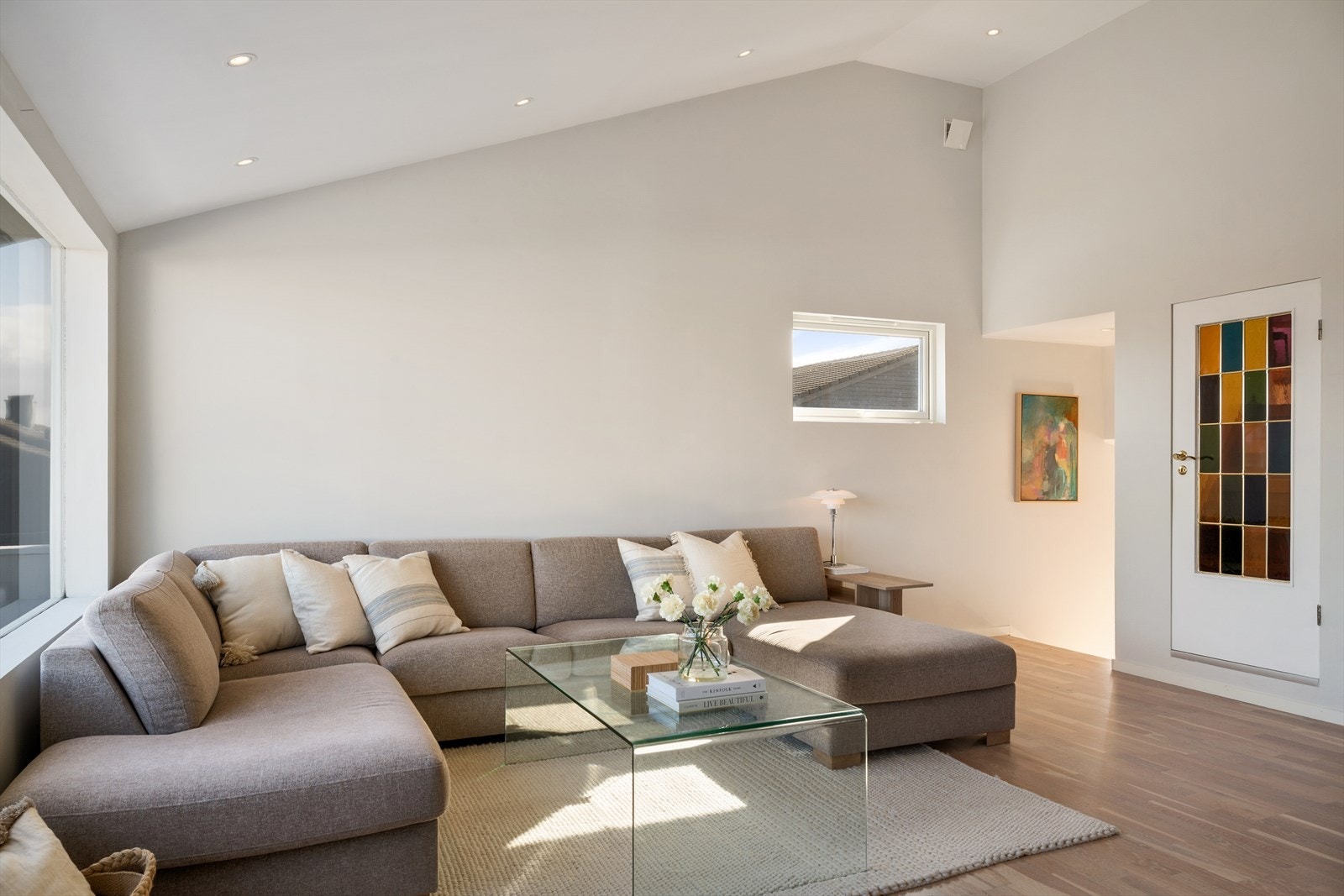 Romslig oppholdsrom med god takhøyde, store vindusflater og en luftig romfølelse. Galleribilde