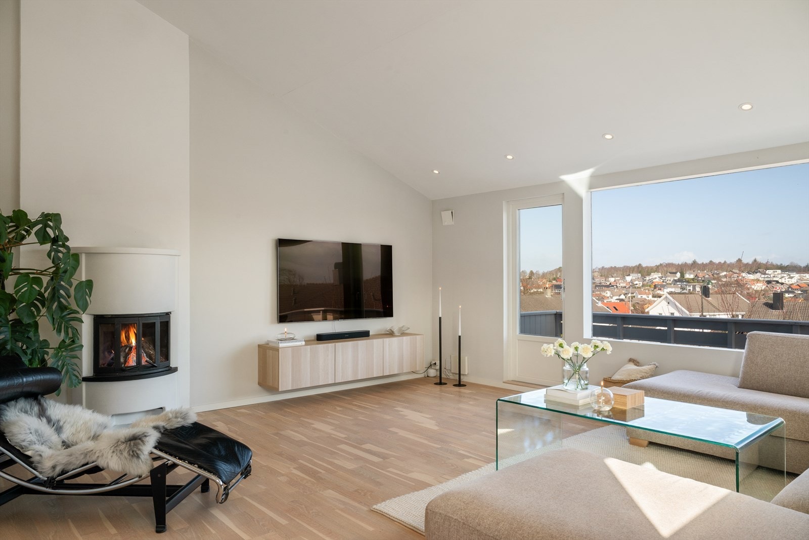 Innbydende stue med god takhøyde, peis og flott utsyn. Galleribilde