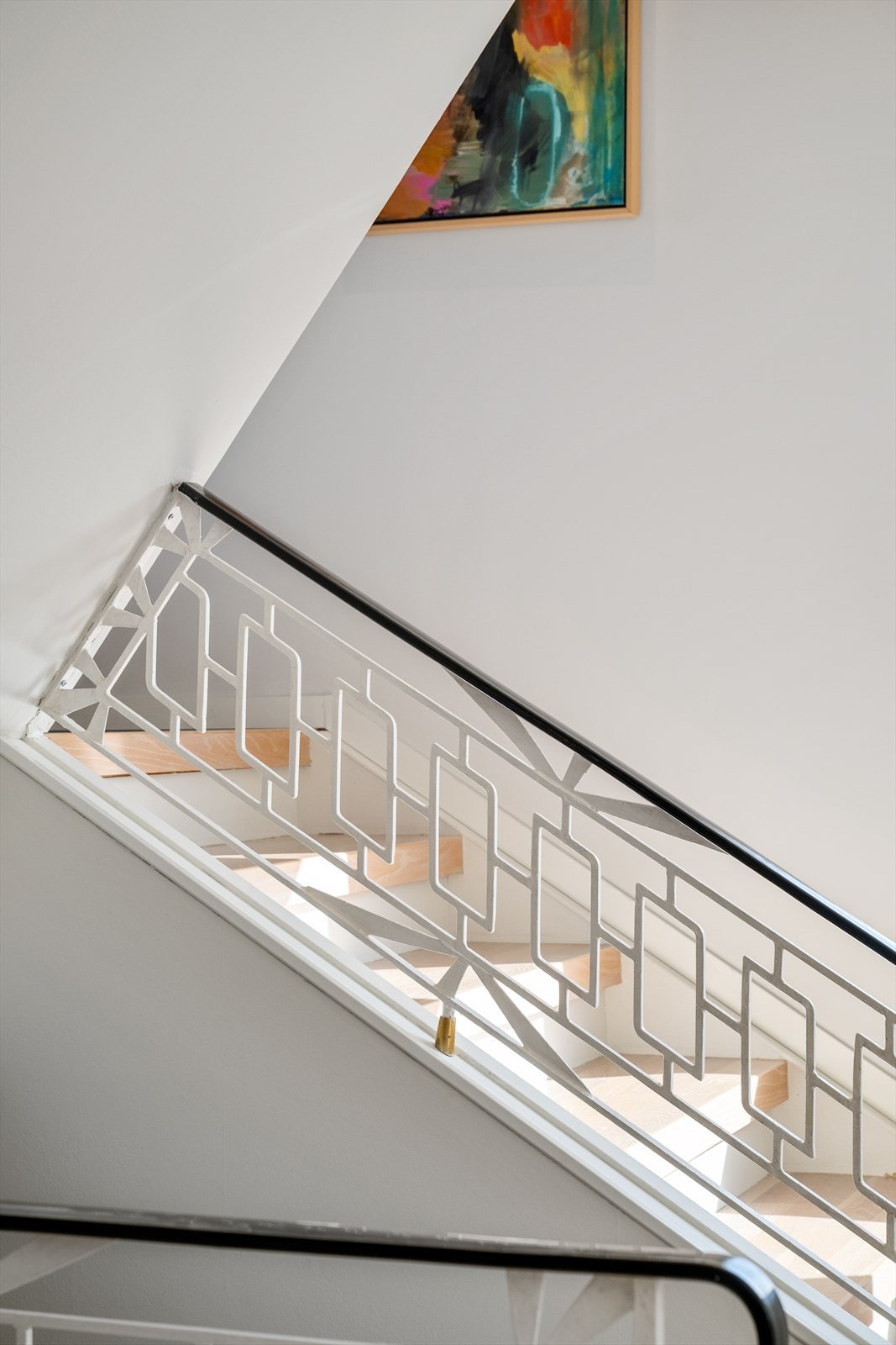 Stilren trappeløsning med bevarte detaljer Galleribilde