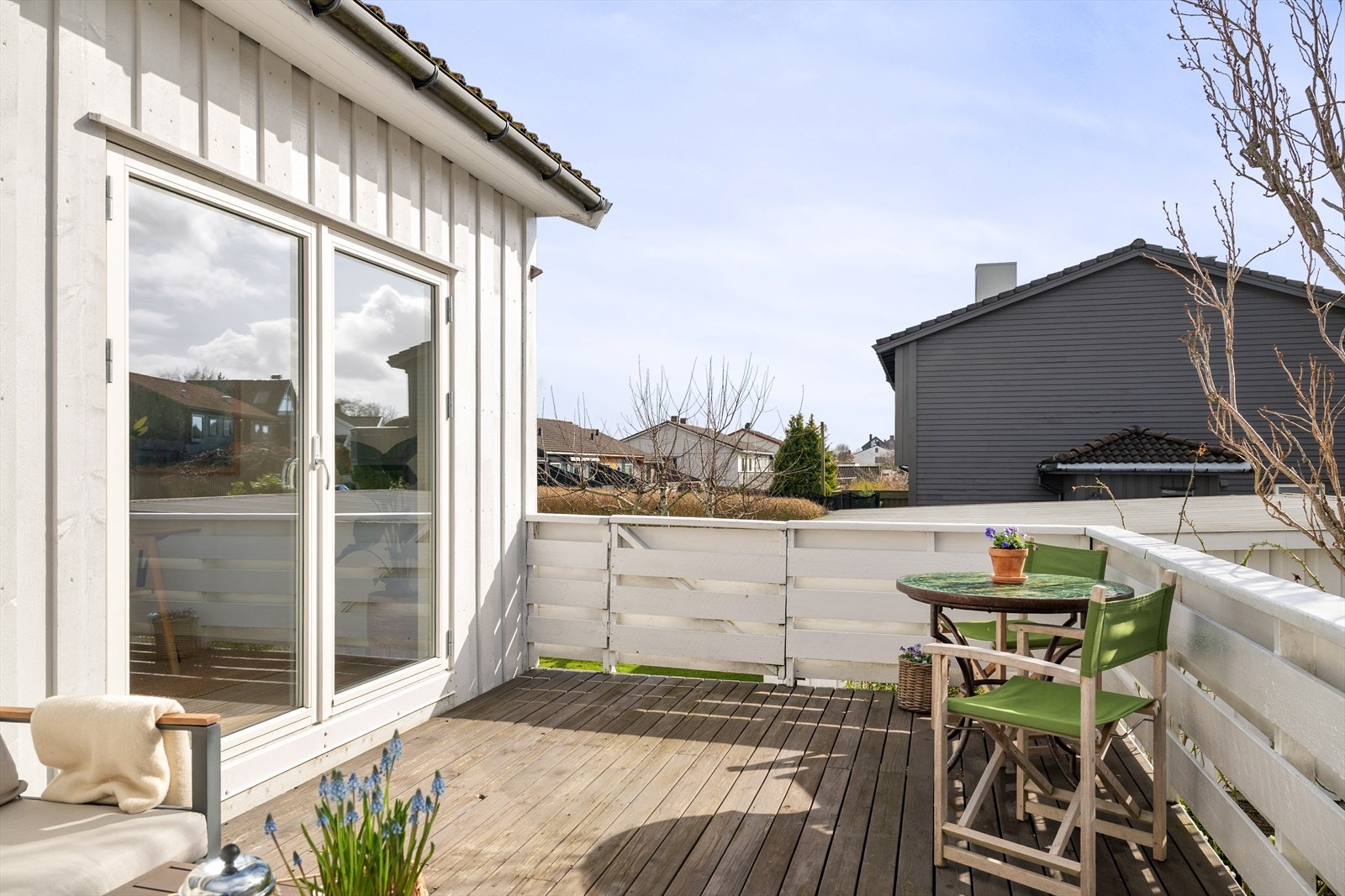 Sørvendt terrasse med trapp ned til hagen Galleribilde