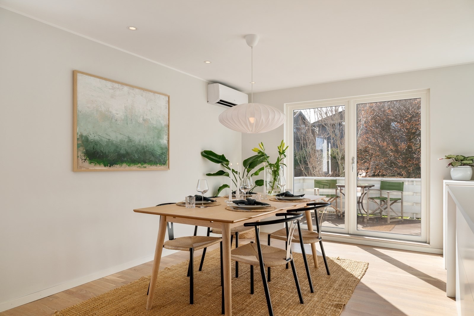 Spiseplass med direkte utgang til terrasse. Galleribilde