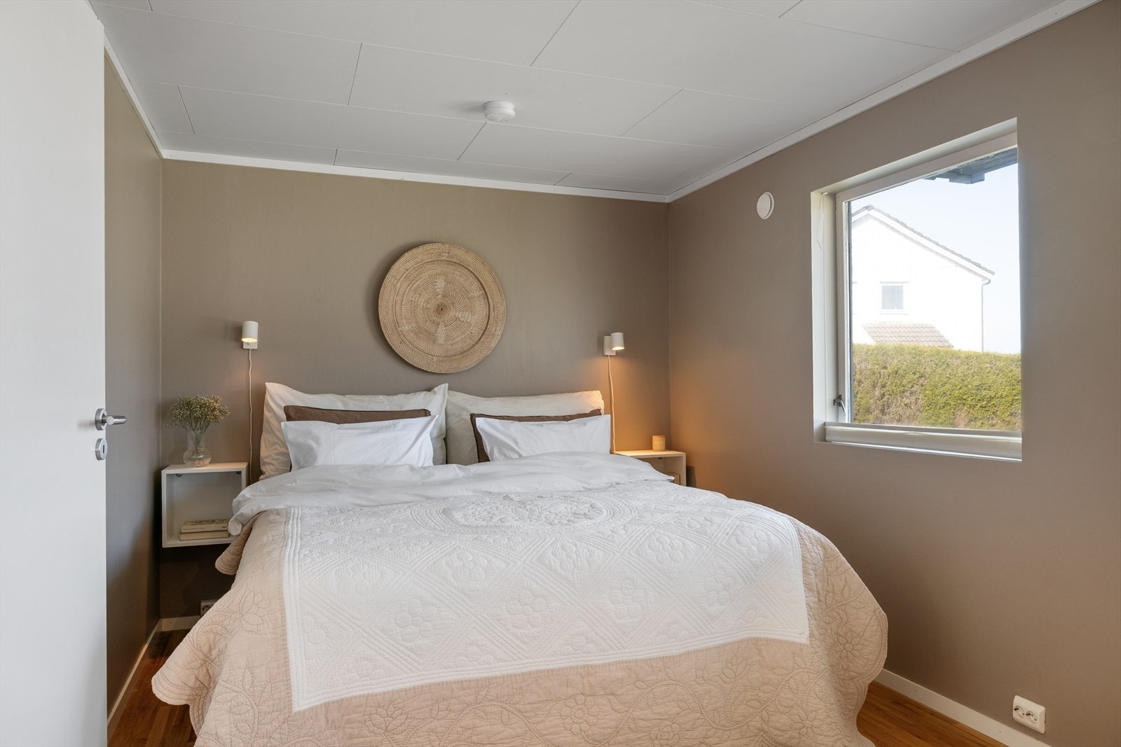 Hovedsoverom med harmonisk uttrykk, gode lysforhold og plass til komfortabel møblering. Galleribilde