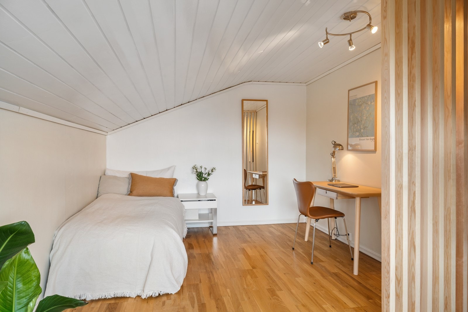 Lyst soverom med plass til både seng og arbeidsplass. Ideelt som kombinert gjesterom eller hjemmekontor. Galleribilde