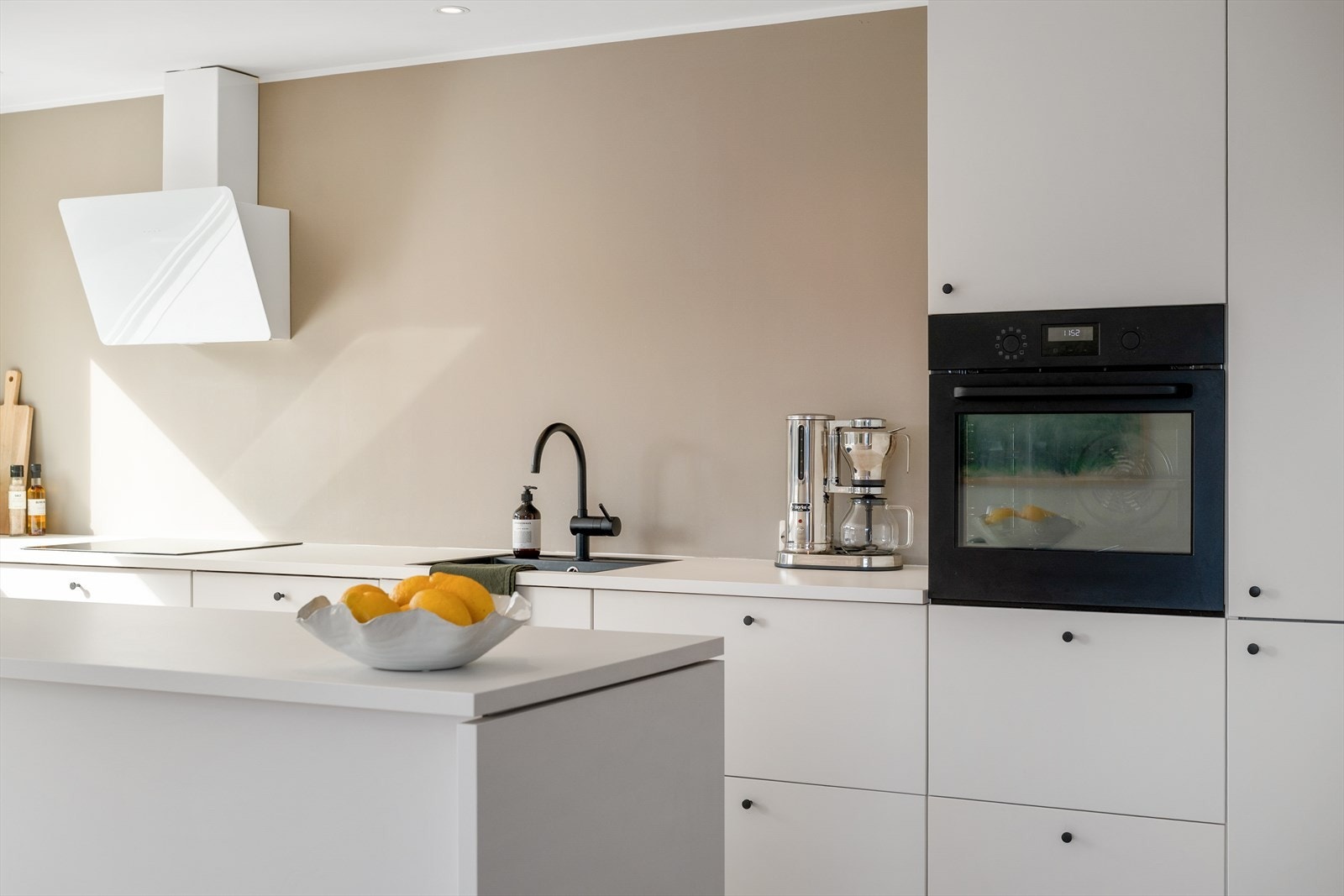 Kjøkkenet har rene linjer, integrerte hvitevarer og god benkeplass. Galleribilde