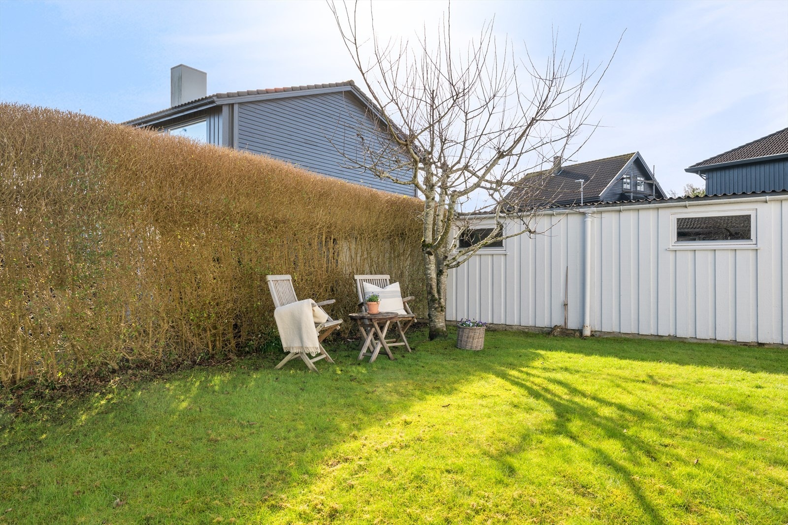 Romslig og solrik hage med gode oppholdsarealer og privat preg. Galleribilde