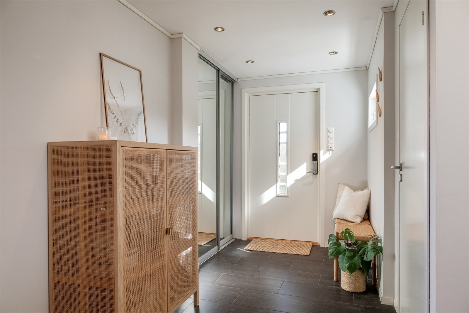 Romslig entré med garderobeløsning og god plass til oppbevaring. Galleribilde