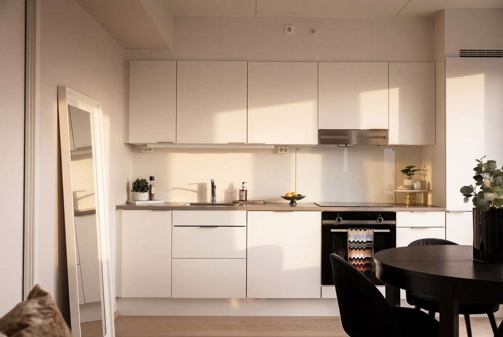 Delikat kjøkkeninnredning fra Norema. God plass i skuffer og skap, samtidig som det er god plass til spisebord Galleribilde