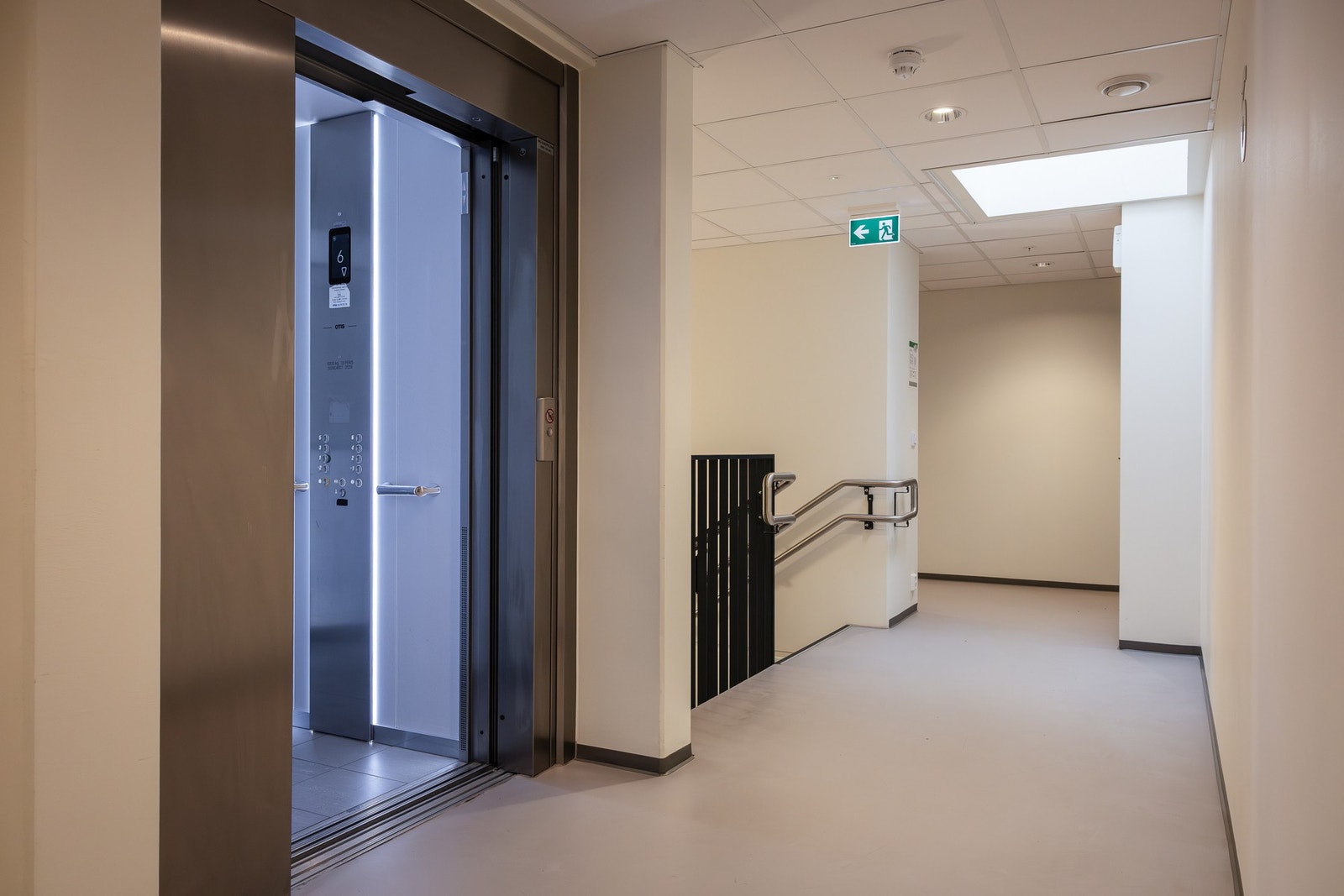 Heisen tar deg rett fra bakkeplan og opp til 6. etasje Galleribilde