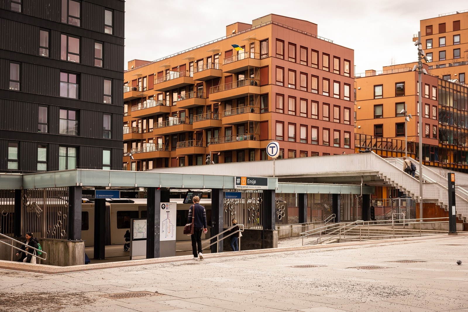 T-banen ligger i umiddelbar nærhet og tar deg dit du trenger på kort tid Galleribilde