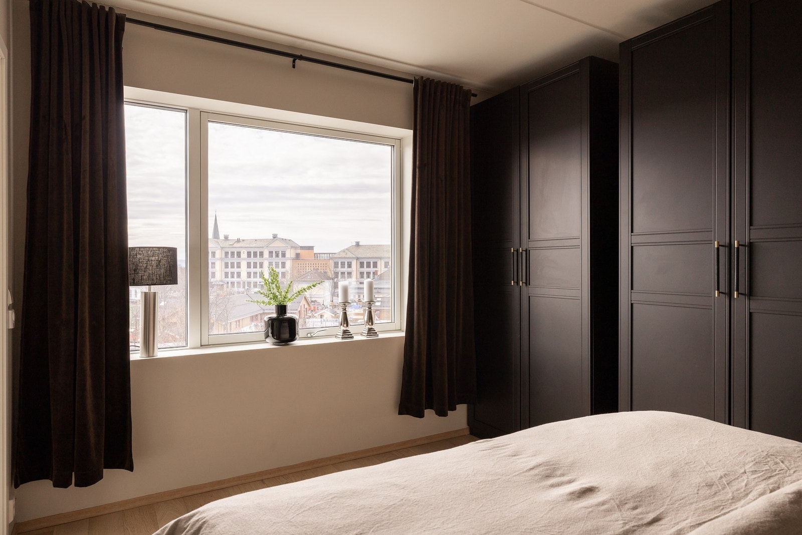 Innbydende garderobeinnredning som følger salget Galleribilde