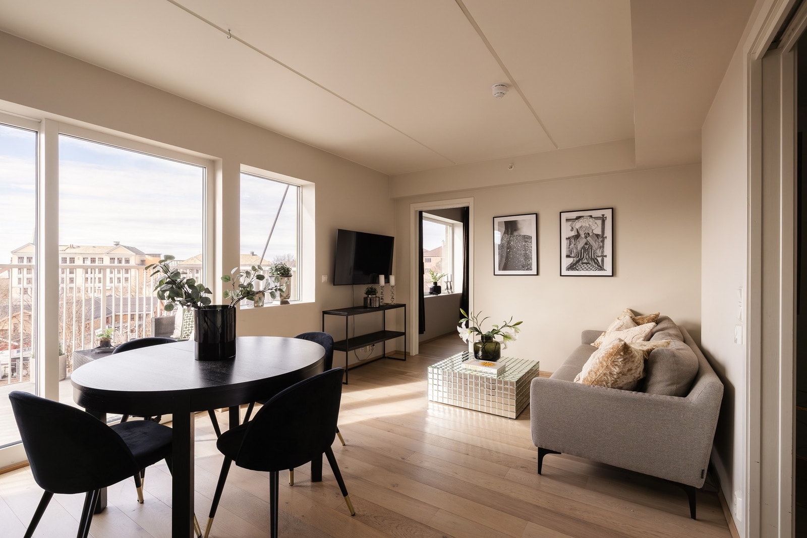 "Leiligheten er perfekt for sosiale sammenkomster, og har vært rammen for både 17. mai-frokoster, påskelunsjer, bursdager og andre hyggelige anledninger." Galleribilde