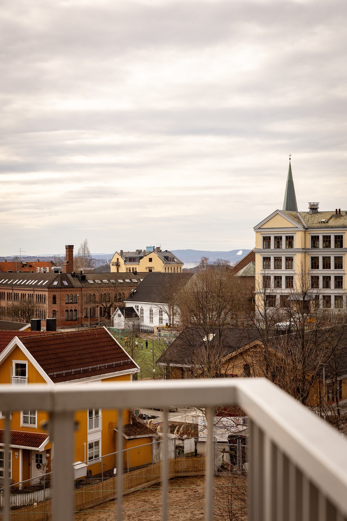 Selgers ord: "Noe av det jeg har satt aller mest pris på, er verandaen og solen som følger gjennom hele dagen. Mange morgener har startet med en kaffe og noe godt fra bakeriet rett ved, ute i solen." Galleribilde