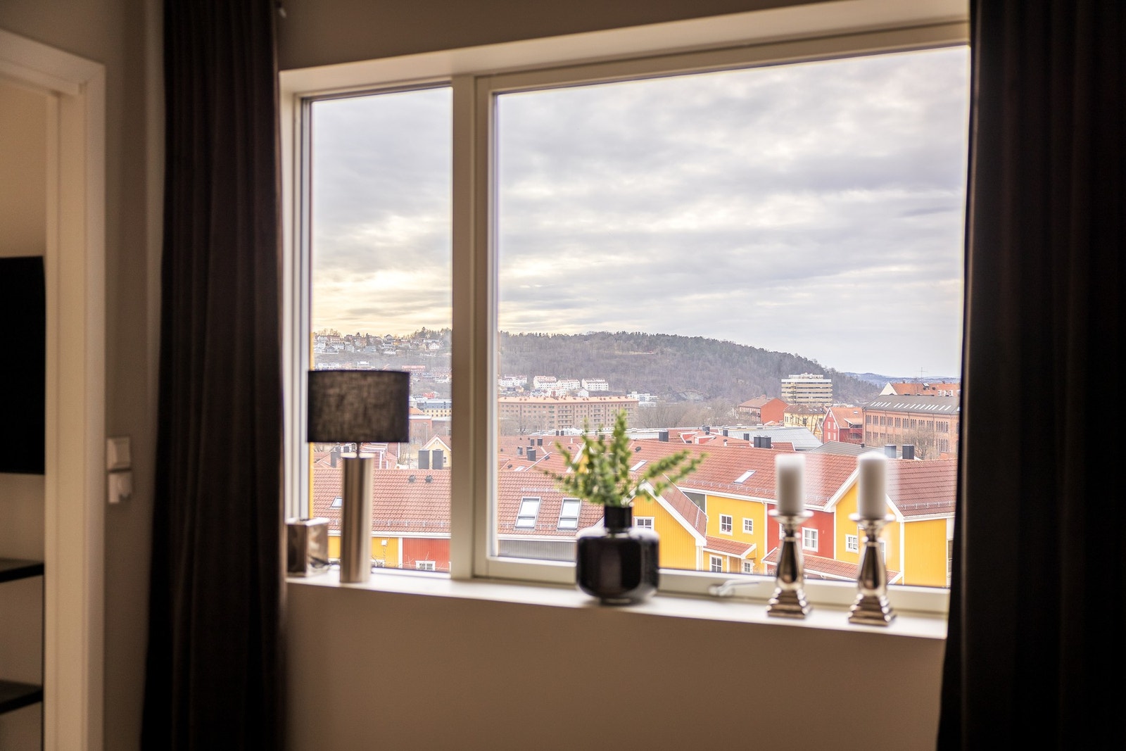 Utsikten følger deg gjennom hele leiligheten. Soverommet har utvendig solskjerming, og det er montert markise over balkongen Galleribilde