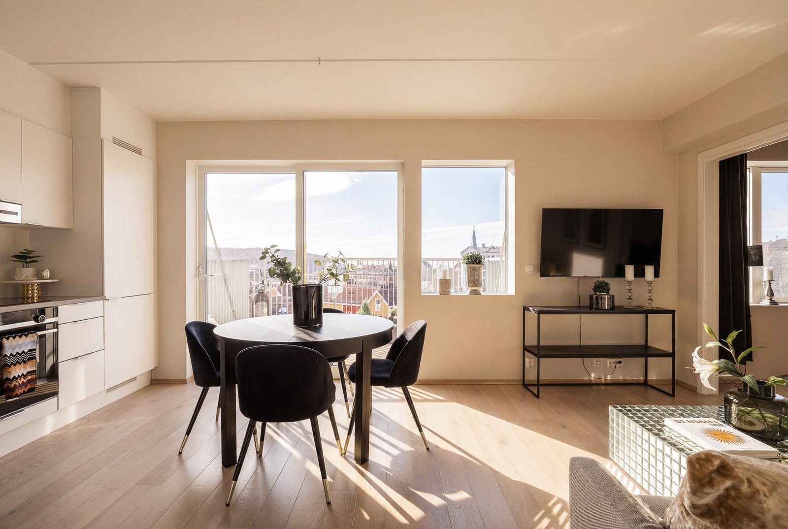 Innvendig oppleves leiligheten som lys og luftig, da takhøyden på 2,53 er over snittet for et vanlig nybygg Galleribilde