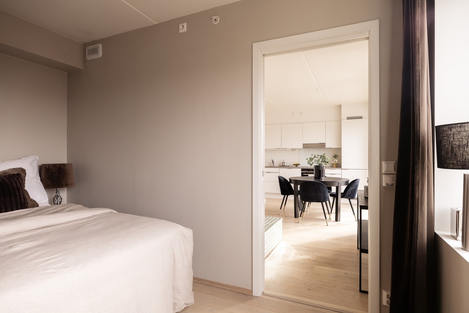 "Området er stille og hyggelig, samtidig som T-banen er rett i nærheten, noe som gjør det enkelt å komme seg rundt i byen. Utsikten mot den sjarmerende bondegården gjør at det noen ganger føles som om man er litt utenfor byen." Galleribilde