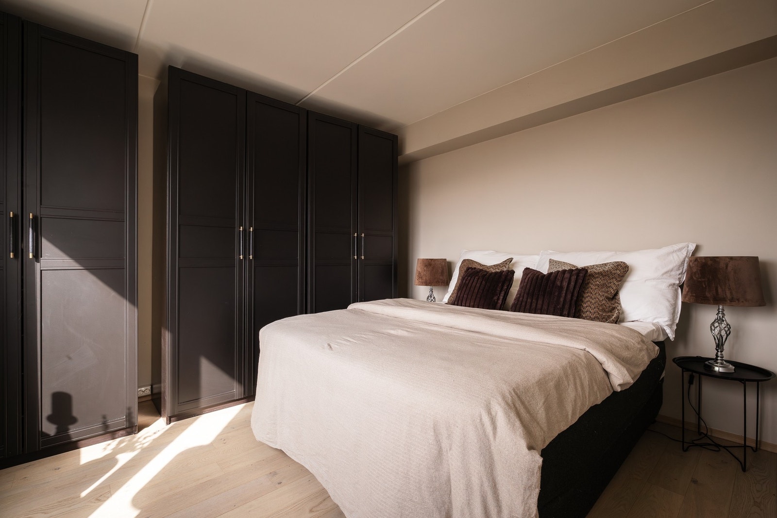 Generøst soverom med plass til alt du trenger Galleribilde