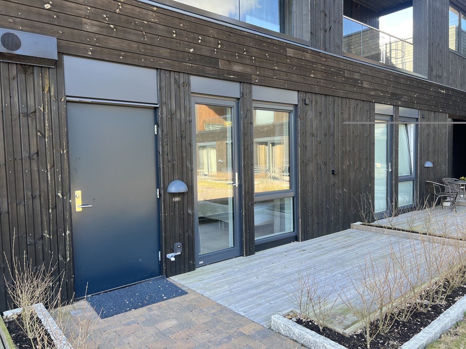 Uteplass ved inngangen Galleribilde