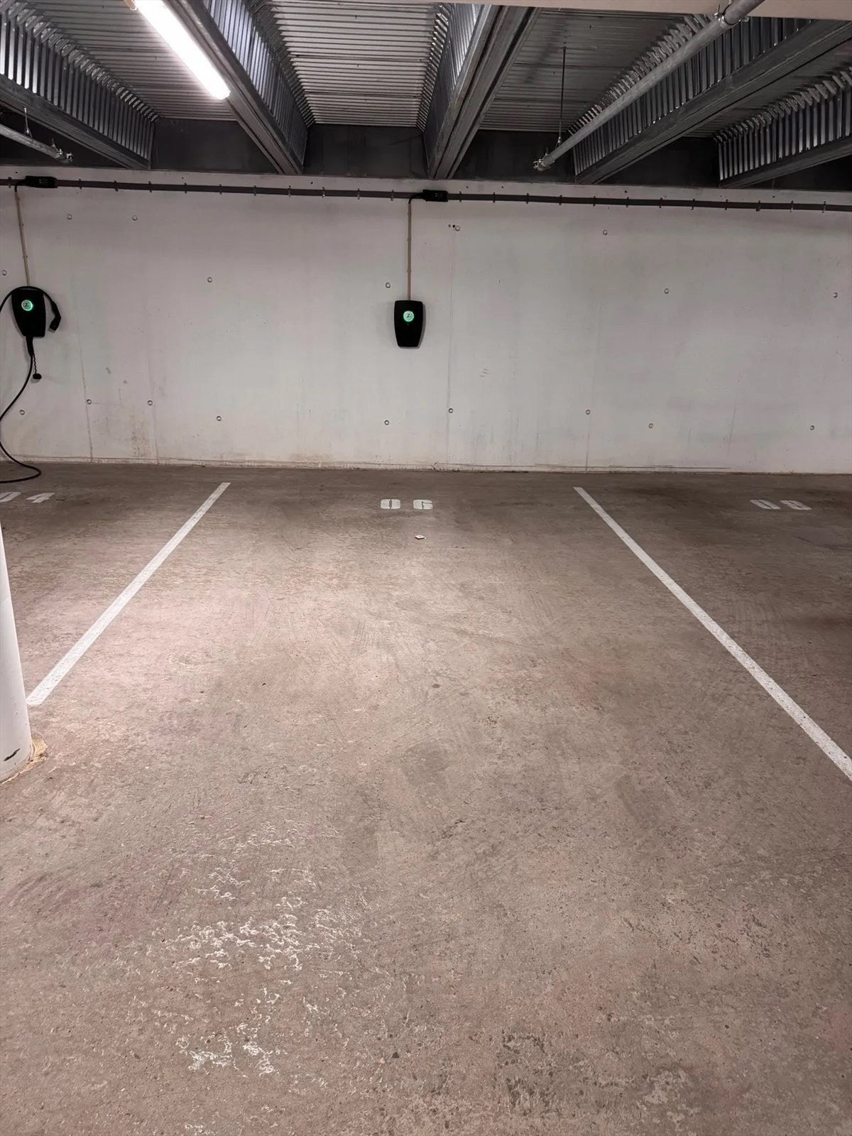 Det medfølger garasjeplass med el-billader. Galleribilde