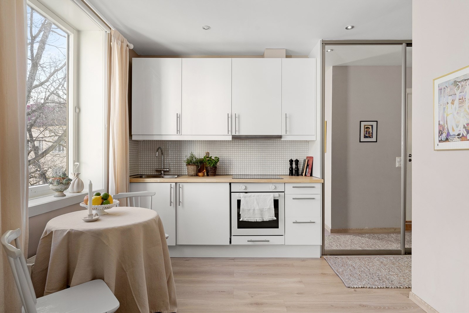 Kjøkkenet har en åpen løsning mot stuen, som skaper en sosial og innbydende atmosfære og gir en god romfølelse. Galleribilde