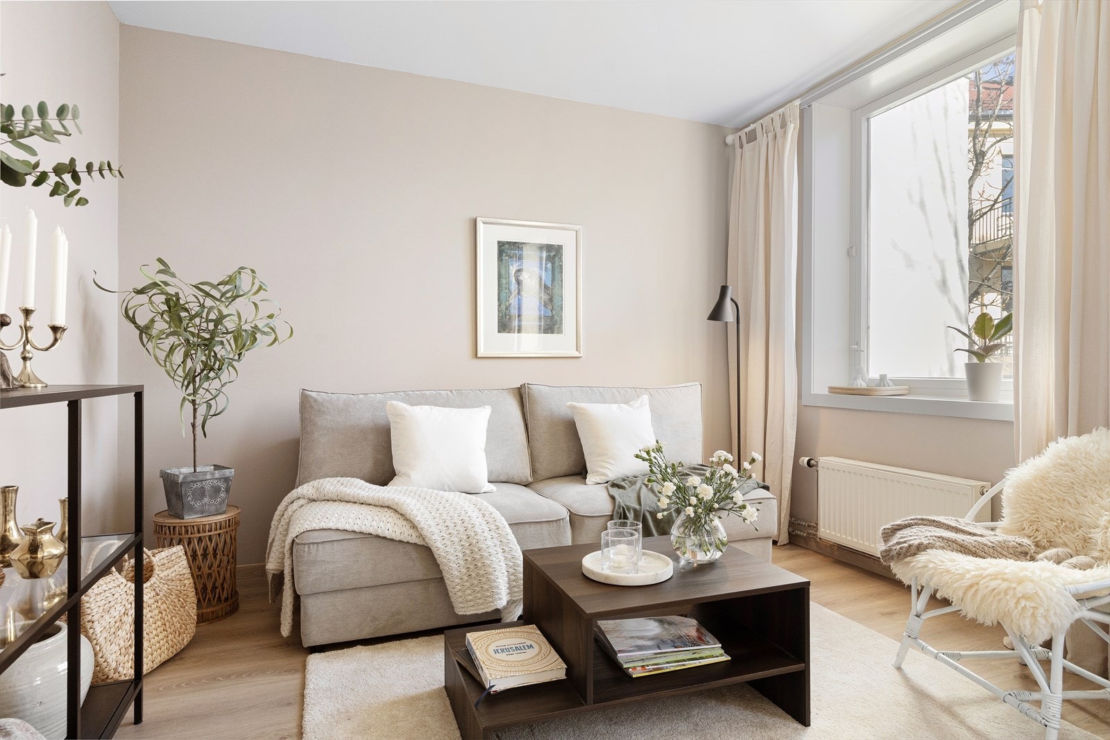 Gulv og overflater ble oppgradert i 2023, noe som gir et gjennomgående oppdatert og tidsriktig uttrykk. Galleribilde