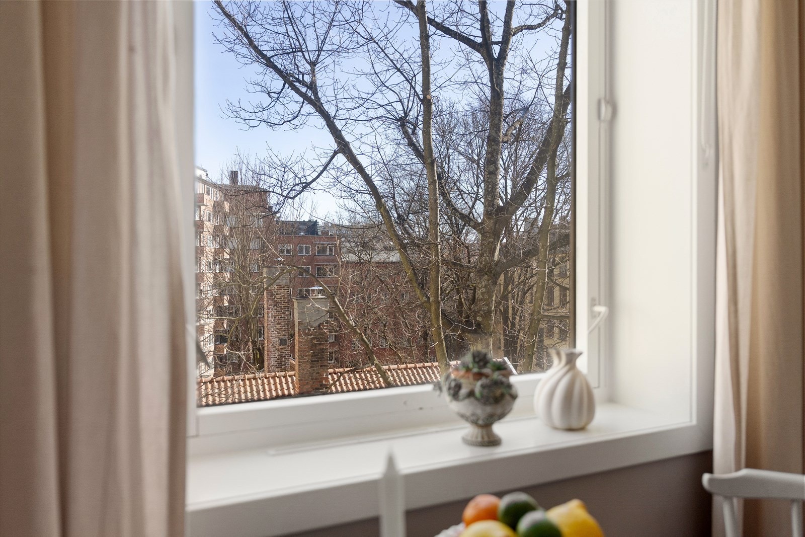 På sommerstid byr leiligheten på et grønt og hyggelig utsyn fra vinduet. Galleribilde