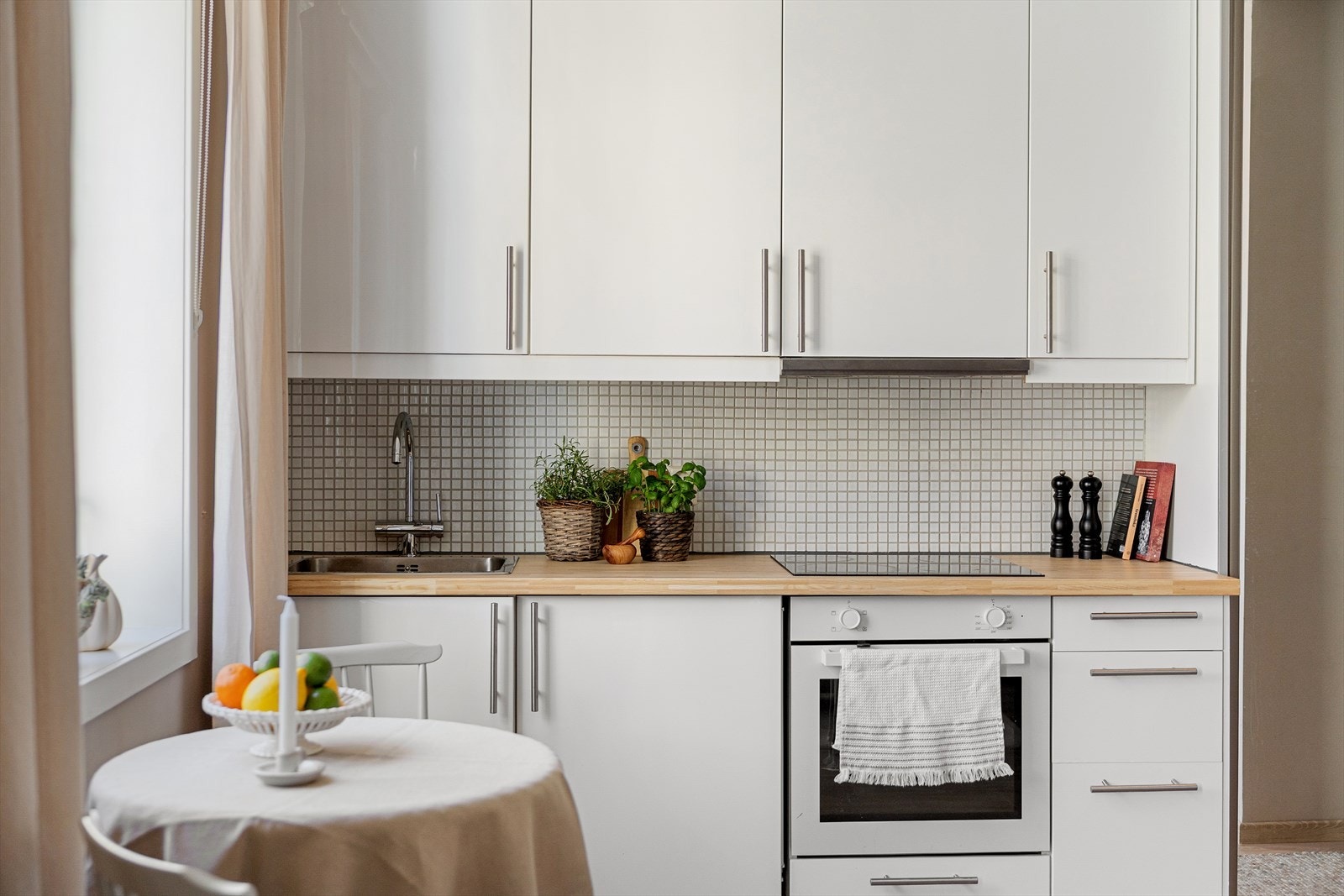 Benkeplaten i finér fra 2026 har integrert oppvaskkum og ettgreps blandebatteri. Galleribilde