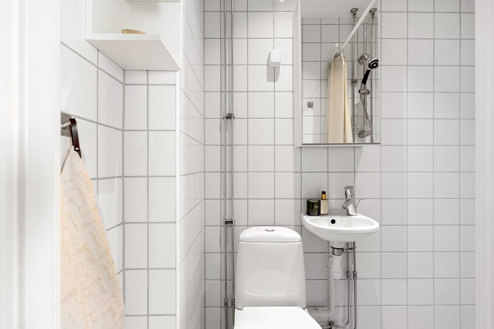 Pent, flislagt baderom med gulvvarme og downlights i himlingen. Galleribilde