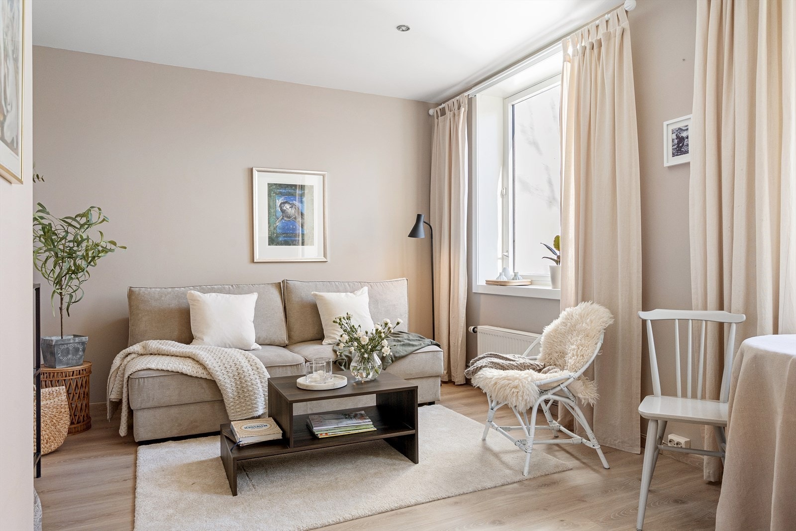 Stuen er også utstyrt med downlights i himlingen, som gir jevn og behagelig belysning og bidrar til et moderne uttrykk. Galleribilde