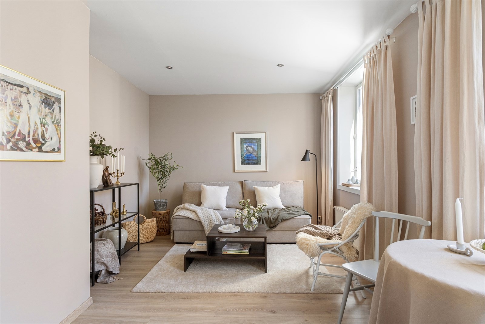 Stuen fremstår som lys og luftig, med store vindusflater som gir rikelig med naturlig lysinnslipp og en behagelig romfølelse. Galleribilde