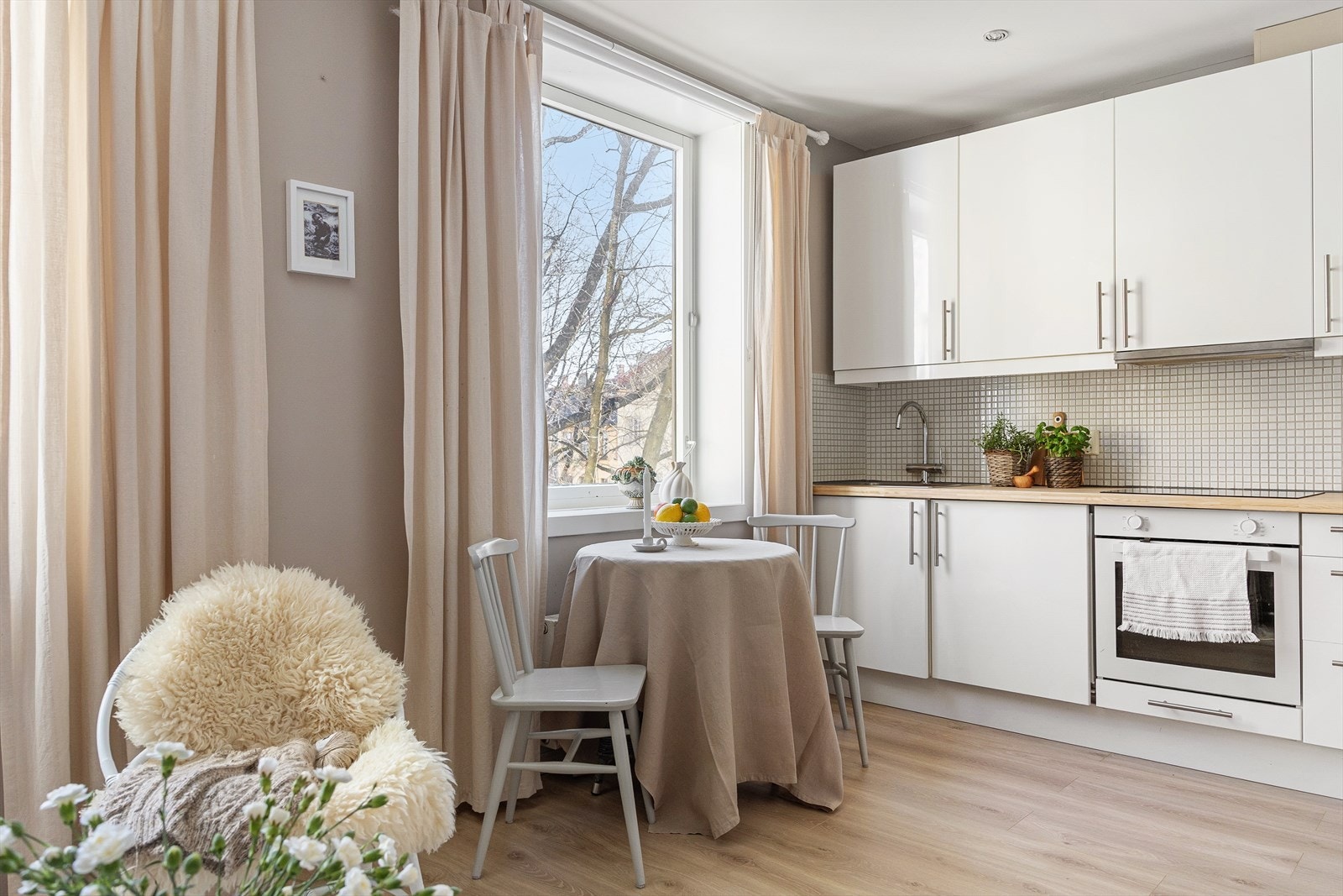 Moderne kjøkken med god skap- og benkeplass, som gir effektive arbeidsforhold og gode oppbevaringsmuligheter. Galleribilde