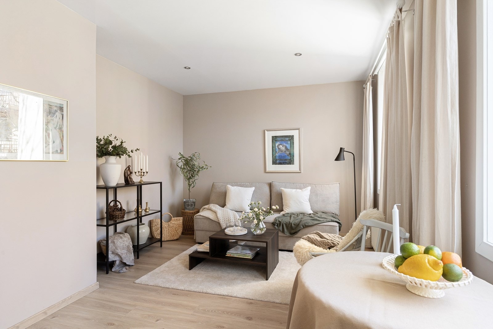 Den fleksible planløsningen gir gode møbleringsmuligheter, med naturlig plass til både sofagruppe, TV-seksjon og spisebord med tilhørende sitteplasser. Galleribilde