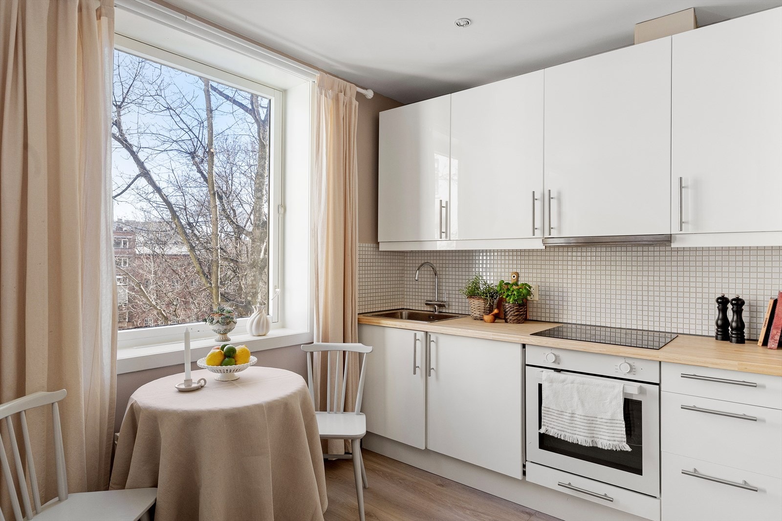 Kjøkkeninnredningen har slette fronter og et stilrent uttrykk, og er utstyrt med integrerte hvitevarer som stekeovn, kjøl/frys og platetopp. Galleribilde