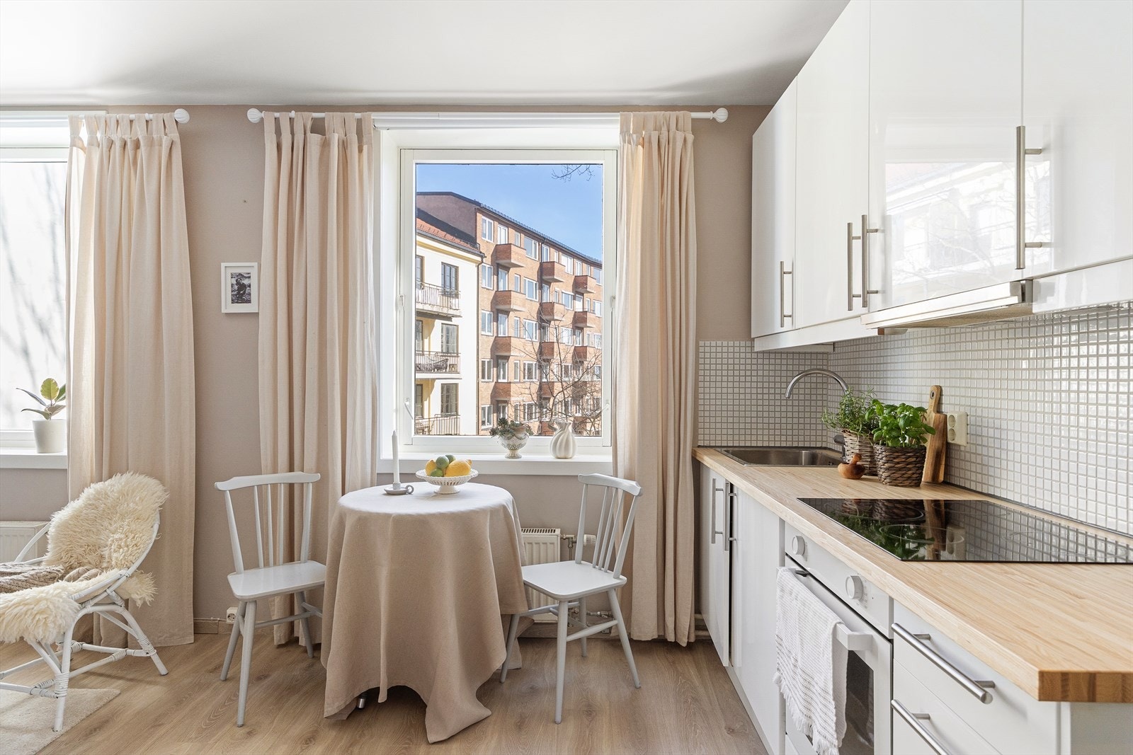 I tilknytning til kjøkkenet er det naturlig plass til et hyggelig spisebord, som innbyr til både hverdagsmåltider og sosiale sammenkomster. Galleribilde